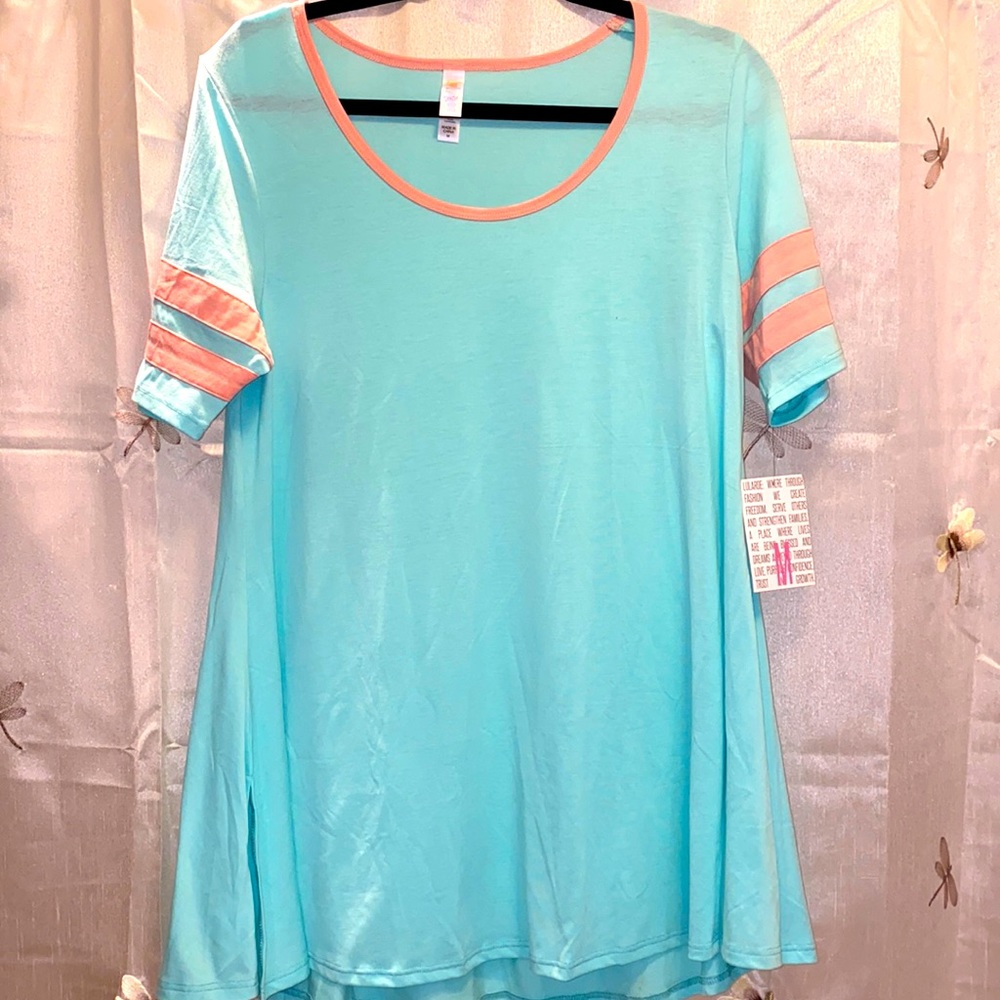 NWT Perfect tee from LuLaRoe. Size Medium.